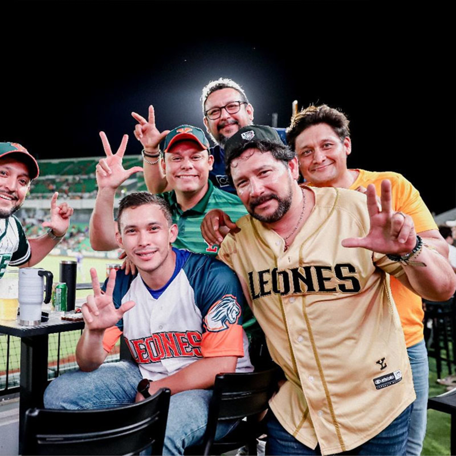 Ambiente de estadio lleno de energía  